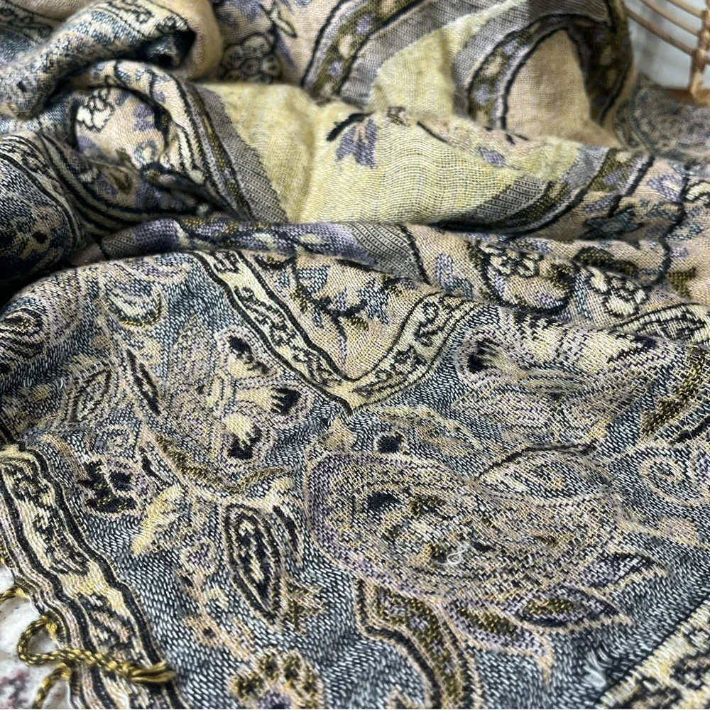 Elegant Paisley Scarf with Fringe